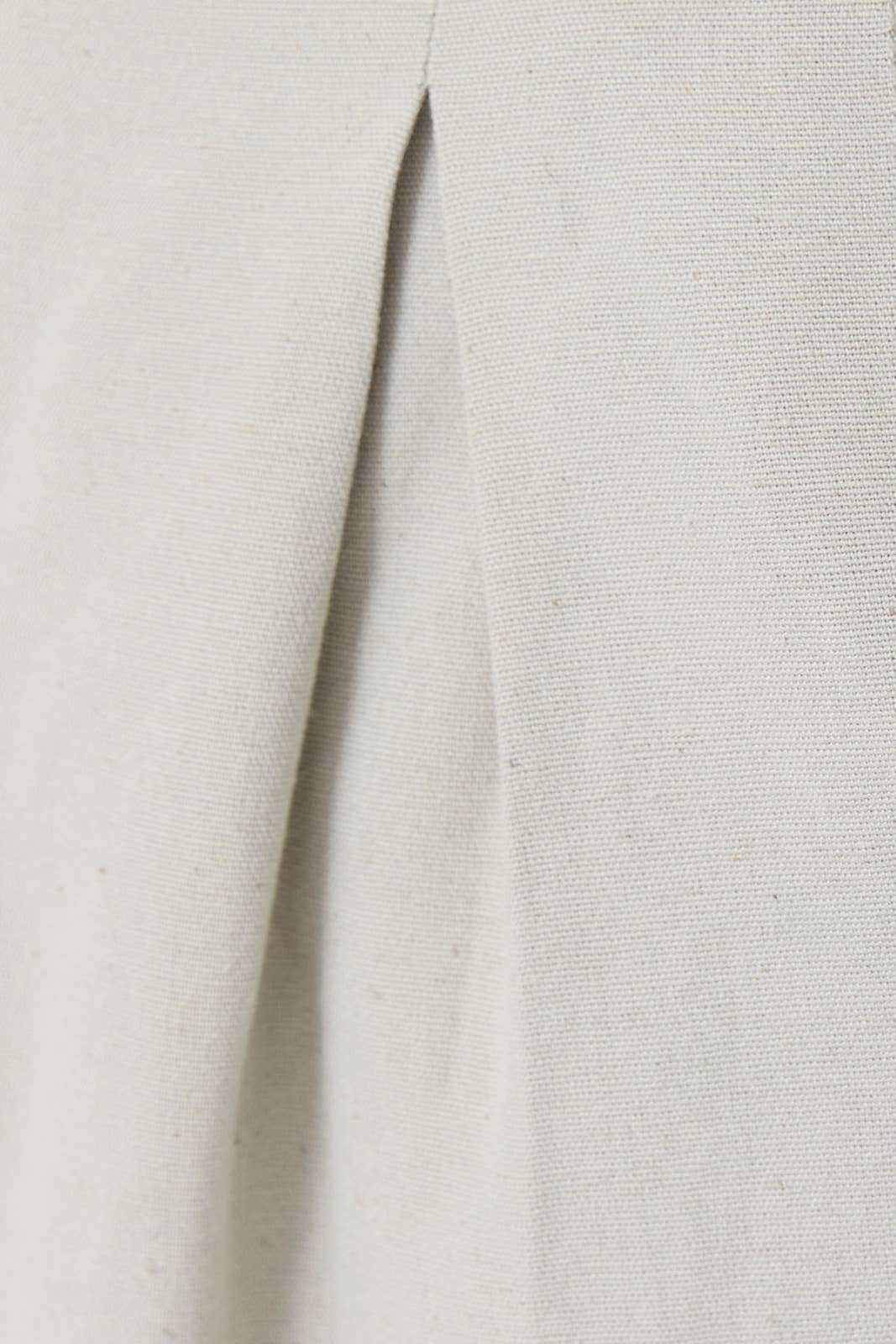 Light Green Pleated Linen Shorts - 112101
